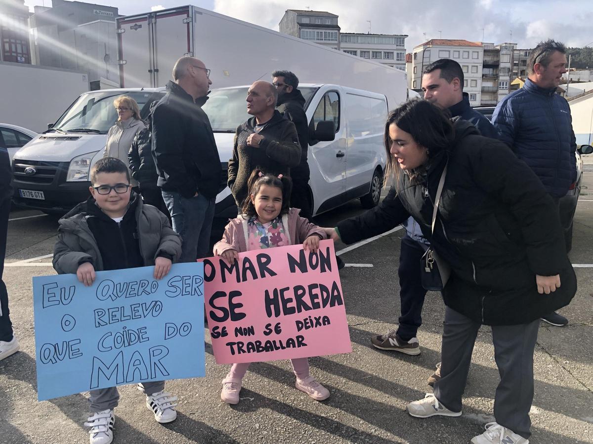 Niños con pancartas en la manifestación celebrada en Ribeira.
