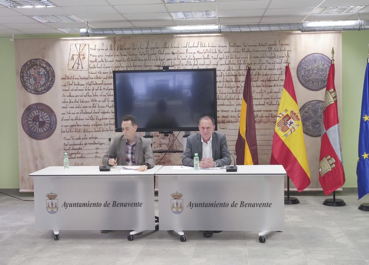 El alcalde de Benavente, Luciano Huerga, y el subdelegado del Gobierno, Ángel Blanco, durante su comparecencia.