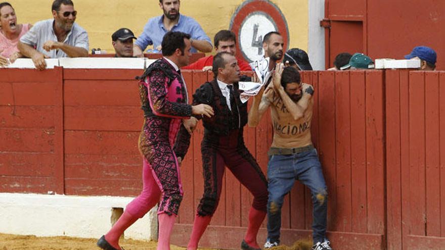 Miembros de las cuadrillas de los diestros participantes en la corrida celebrada en la plaza de toros de Marbella, reprimen la protesta de un &quot;antitaurino&quot; tras saltar al coso marbellí.