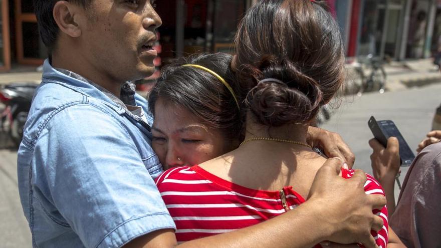 Varias personas se abrazan en Katmandú tras el terremoto.