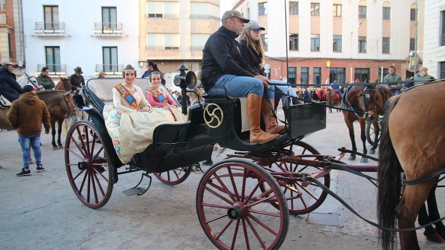 Burriana vive Sant Antoni con la entrega del rollo y la bendición de los animales