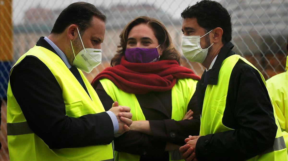 Ábalos, junto a la alcaldesa Colau y el 'conseller' Calvet, durante una visita a la Sagrera