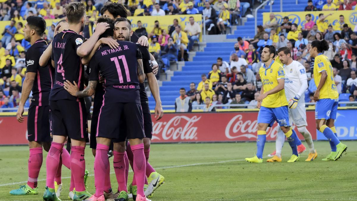 Neymar se abraza con sus compañeros en Las Palmas