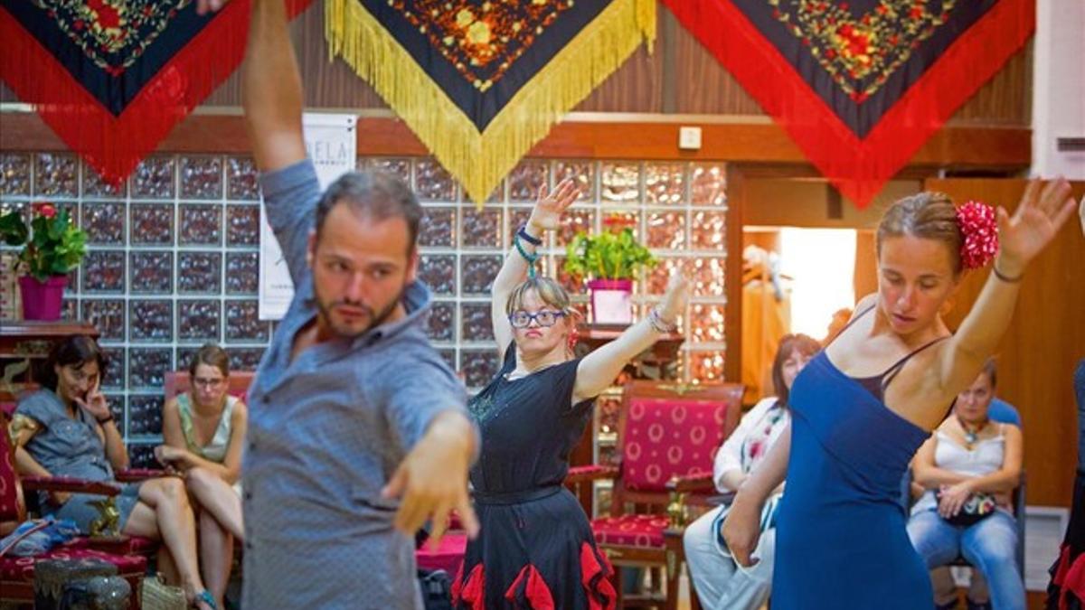 El bailaor y pedagogo José Galán (izquierda), Vanesa Reinón (centro) e Isabel Palomeque, en plena clase en Casa Candela.