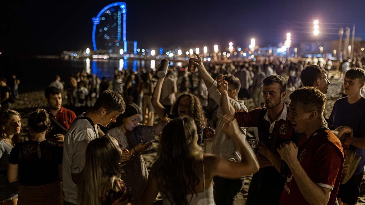 Jóvenes de botellón en la playa de la Barceloneta