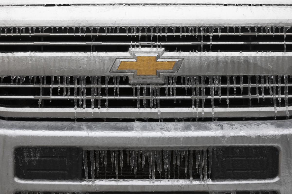 Carámbanos de hielo cubren un vehículo Chevrolet en West Seattle, durante la tormenta invernal que ha afectado al estado de Washington y al resto del país.