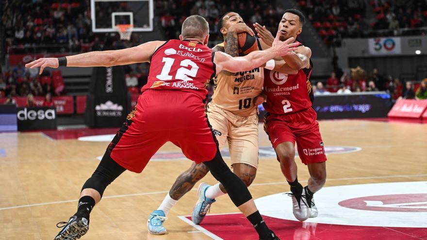 Troy Caupain, del 
UCAM, ayer ante Gielo
y Bell-Haynes. acb photo/A.sánchez