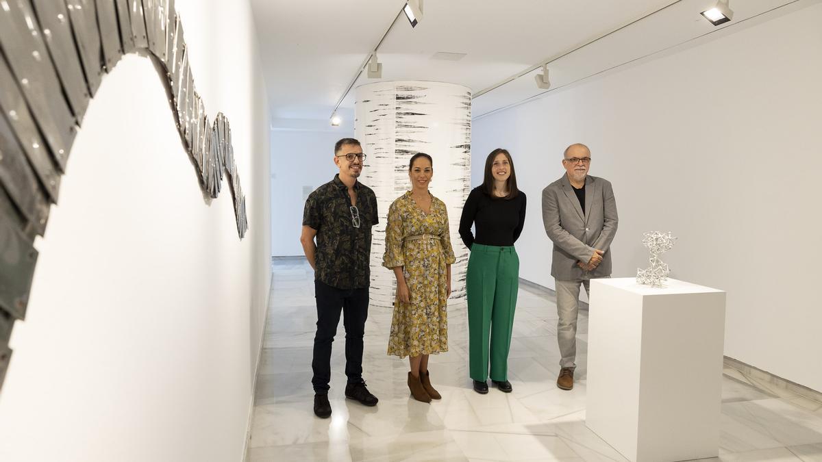 Héctor Hernández, la consejera Guacimara Medina, Pilar Boullosa y el director del CAAM Orlando Britto, en el museo durante la presentación del programa &#039;Artistas en residencia&#039; 2022.