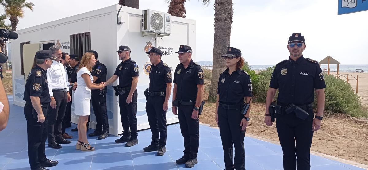 La alcaldesa saluda a los agentes de la Policía Local.