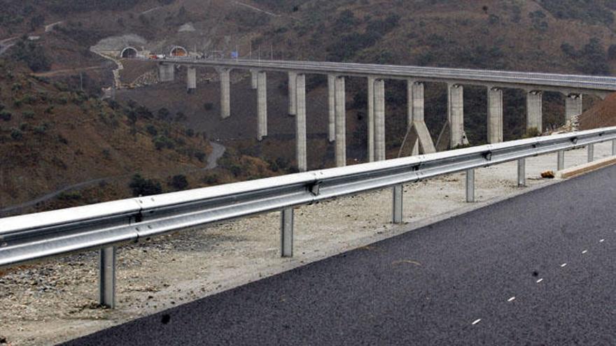Imagen de la autopista de peaje de las Pedrizas, que poco a poco está alcanzando una buena intensidad de tráfico rodado diario.