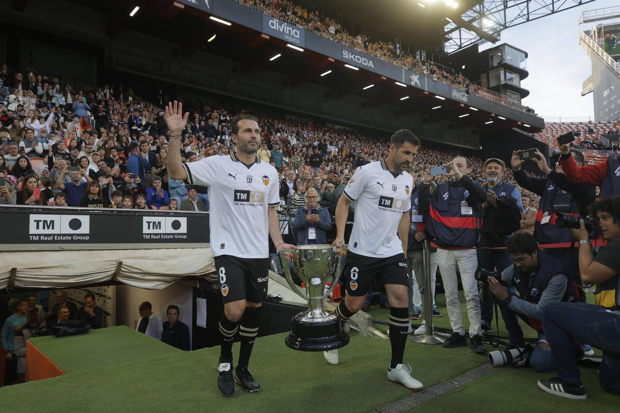 ¡Qué recuerdos! Las fotos del homenaje al Valencia del Triplete