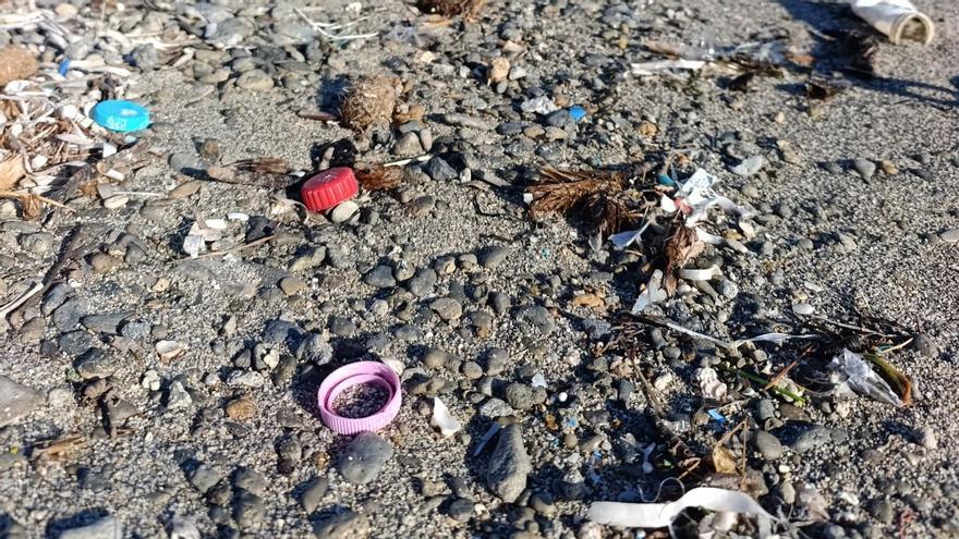 VÍDEO | El mar escupe basura en la Colònia de Sant Jordi