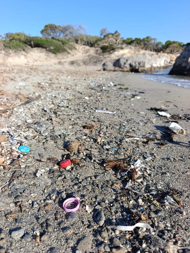 El mar escupe basura en la Colonia de Sant Jordi