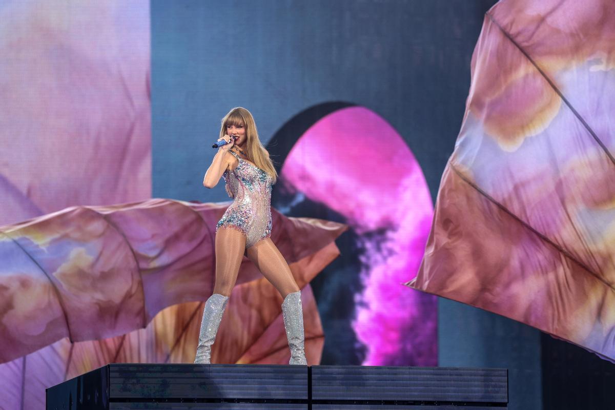 Lisbon (Portugal), 24/05/2024.- US singer-songwriter Taylor Swift performs at Luz Stadium in Lisbon, Portugal, 24 May 2024. Taylor Swift will perform two concerts in Lisbon on 24 and 25 May, as part of The Eras Tour. (Lisboa) EFE/EPA/MIGUEL A. LOPES EDITORIAL USE ONLY. NO BOOK COVERS / EDITORIAL USE ONLY. NO BOOK COVERS