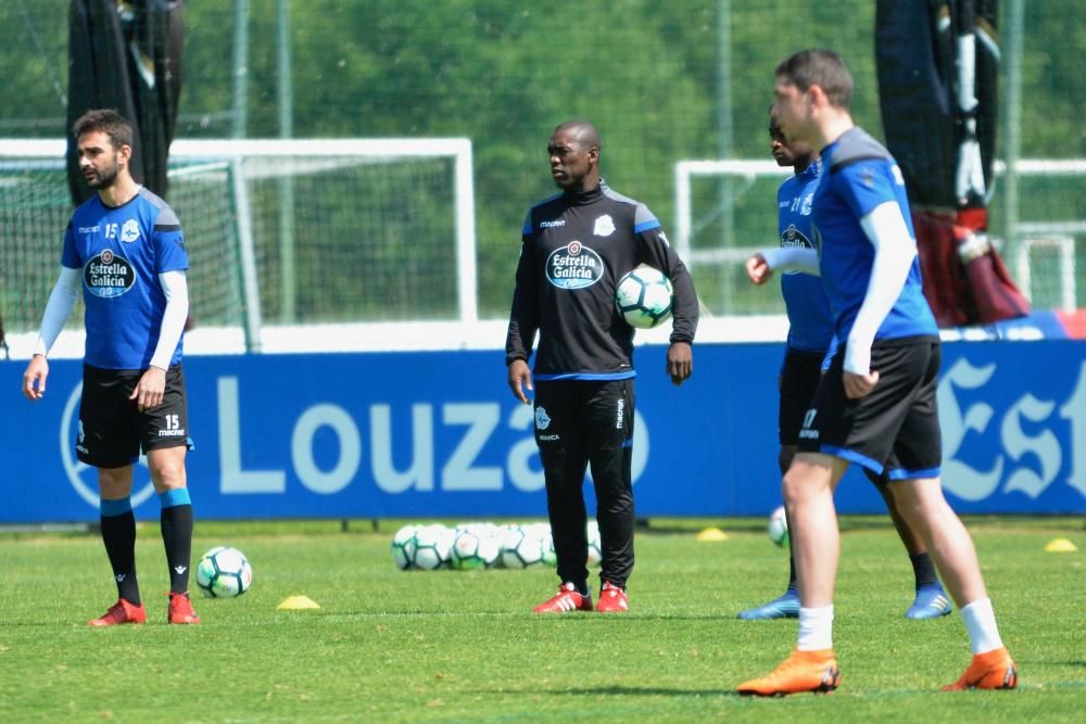 Penúltimo entrenamiento de la plantilla blanquiazul antes de viajar a Mestalla para cerrar la temporada 2017-18.