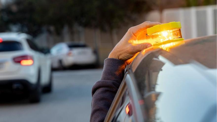 Multado con 200 euros por llevar la baliza V-16 pero no tener el líquido o recambio dentro del coche: la Guardia Civil avisa a los conductores murcianos