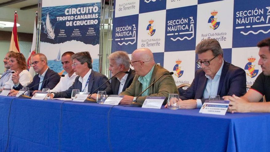 Autoridades y representantes de los clubes náuticos organizadores durante la presentación del Circuito.
