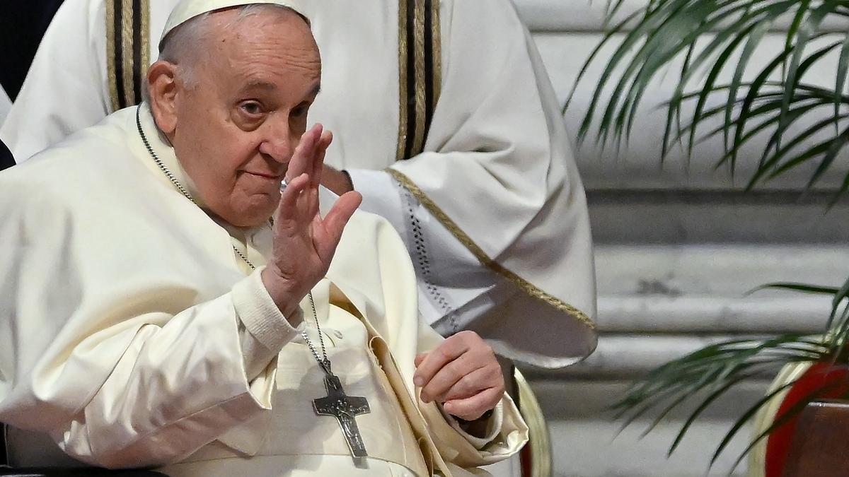 El papa no acudirá al Via Crucis del Coliseo de Roma por el &quot;intenso frío&quot;.