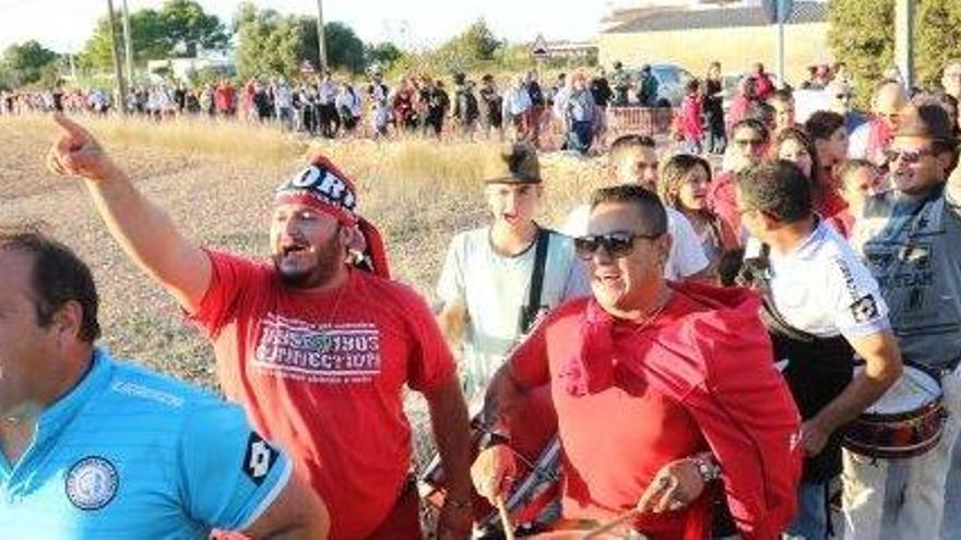 Imagen de los aficionados del Formentera llegando al campo municipal para el partido ante el Athletic Club.