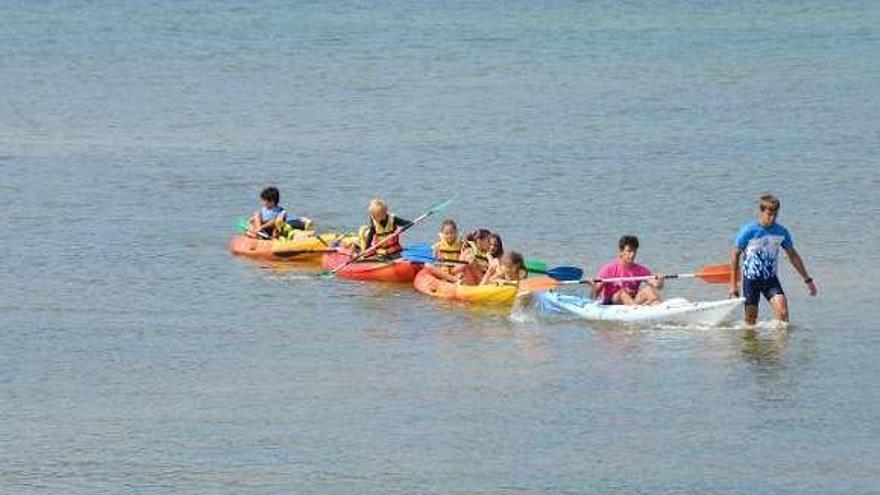 Algunos niños practicando kayak en Aldán. // Gonzalo Núñez