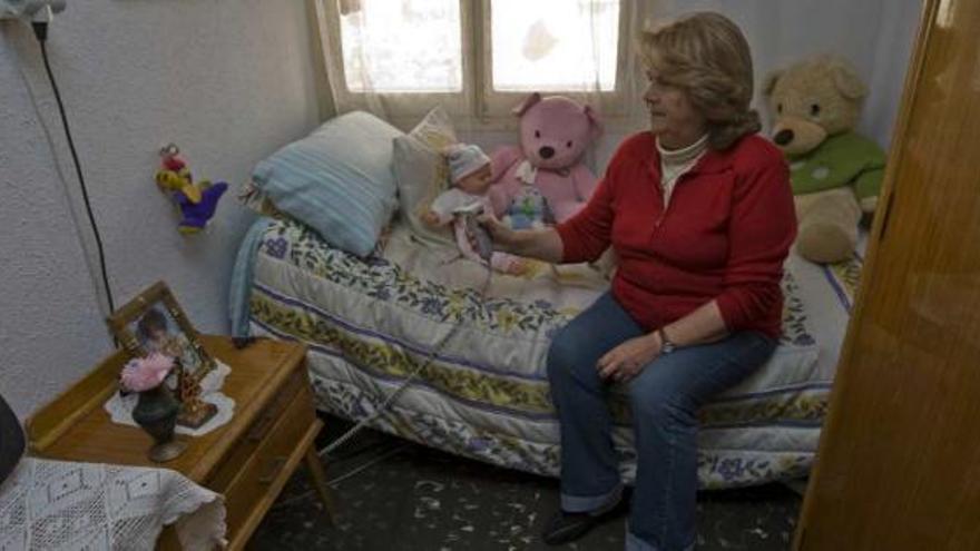 María, junto a una de las camas hospitalarias que tiene en su casa, y que usó su esposo durante su enfermedad.
