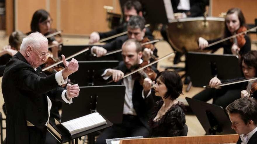 William Christie, a la izquierda, frente a la soprano Sandrine Piau y la orquesta de Les Arts Florissants, durante su concierto de anoche en el Auditorio.