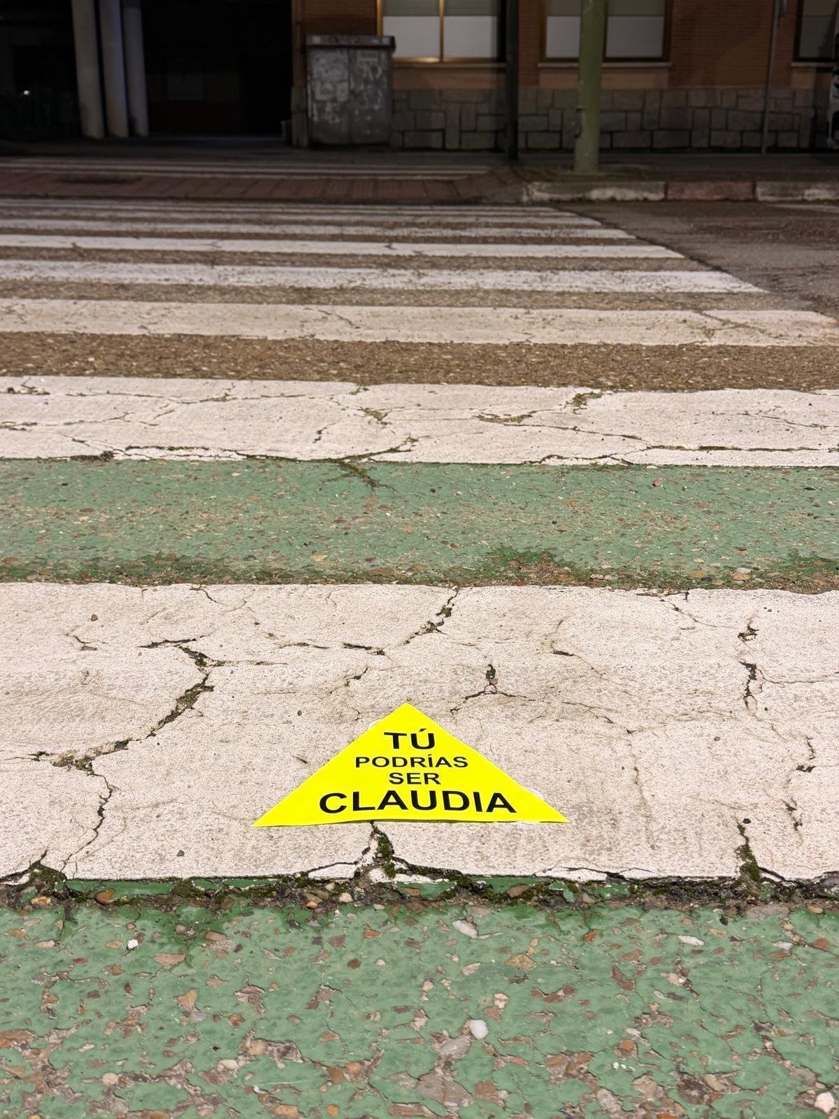 Pegatina en el paso de peatones que recuerda a los vecinos que "podrían ser Claudia"
