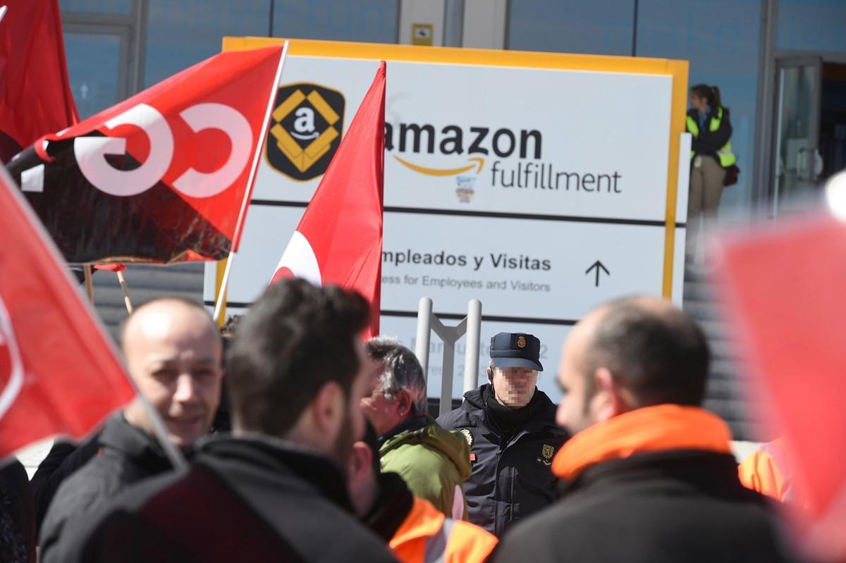 GRAF7548. SAN FERNANDO DE HENARES (C.A. DE MADRID), 21/03/2018.- Trabajadores de Amazon frente a la sede de la empresa en San Fernando de Henares en la primera jornada de huelga en España, después de que los sindicatos hayan convocados 48 horas de paro para hoy y mañana en el mayor centro logístico que la compañía de comercio electrónico tiene en el país. EFE/Fernando Villar