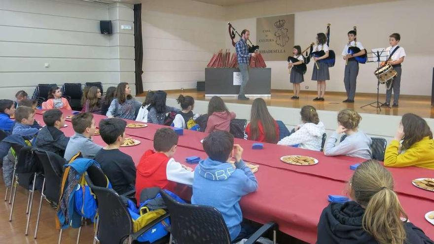 Los escolares franceses, disfrutando de la merienda y de la actuación de la &quot;Bandina Gaites Salia&quot;, ayer, en Ribadesella.