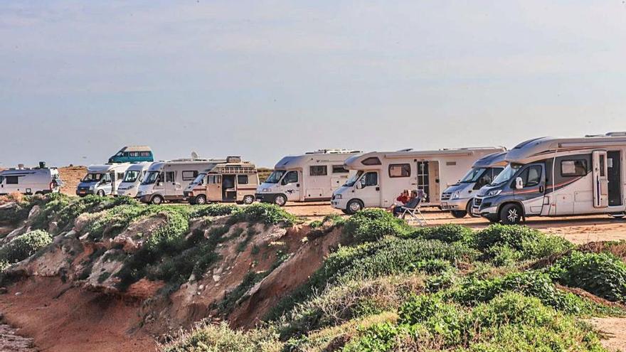 Aspecto de las calas repletas de autocaravanas en Torrevieja.