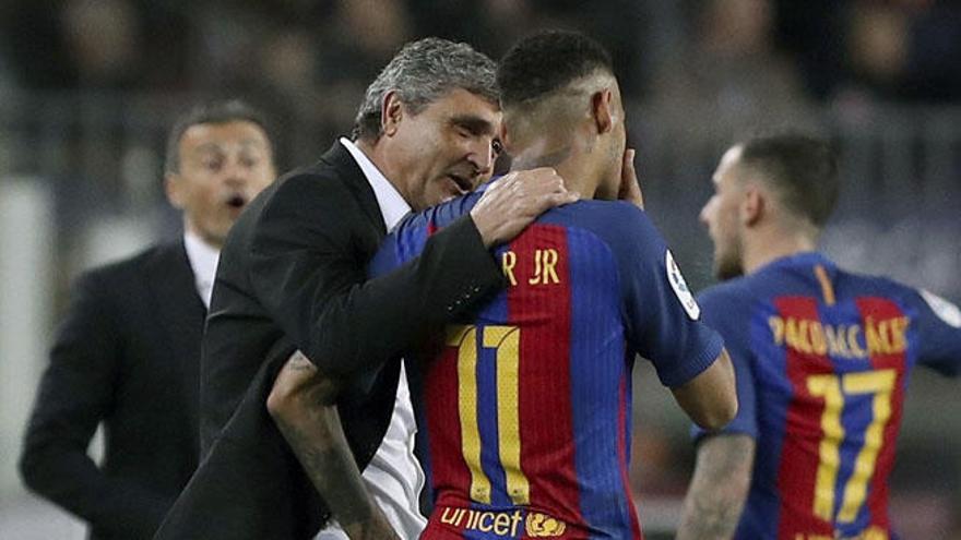 Juande Ramos dialoga con Neymar en la banda.