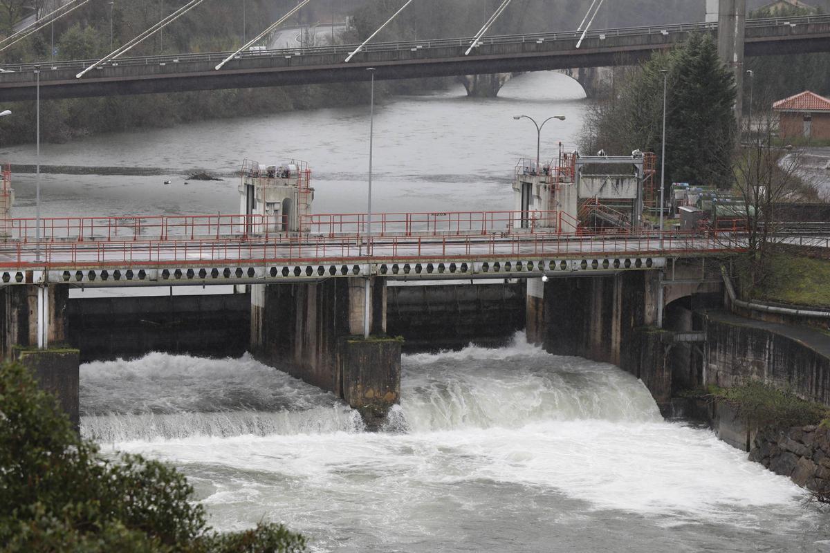 Las compuertas abiertas de la presa de la central de Soto de Ribera, en la confluencia del Nalón y el Caudal.