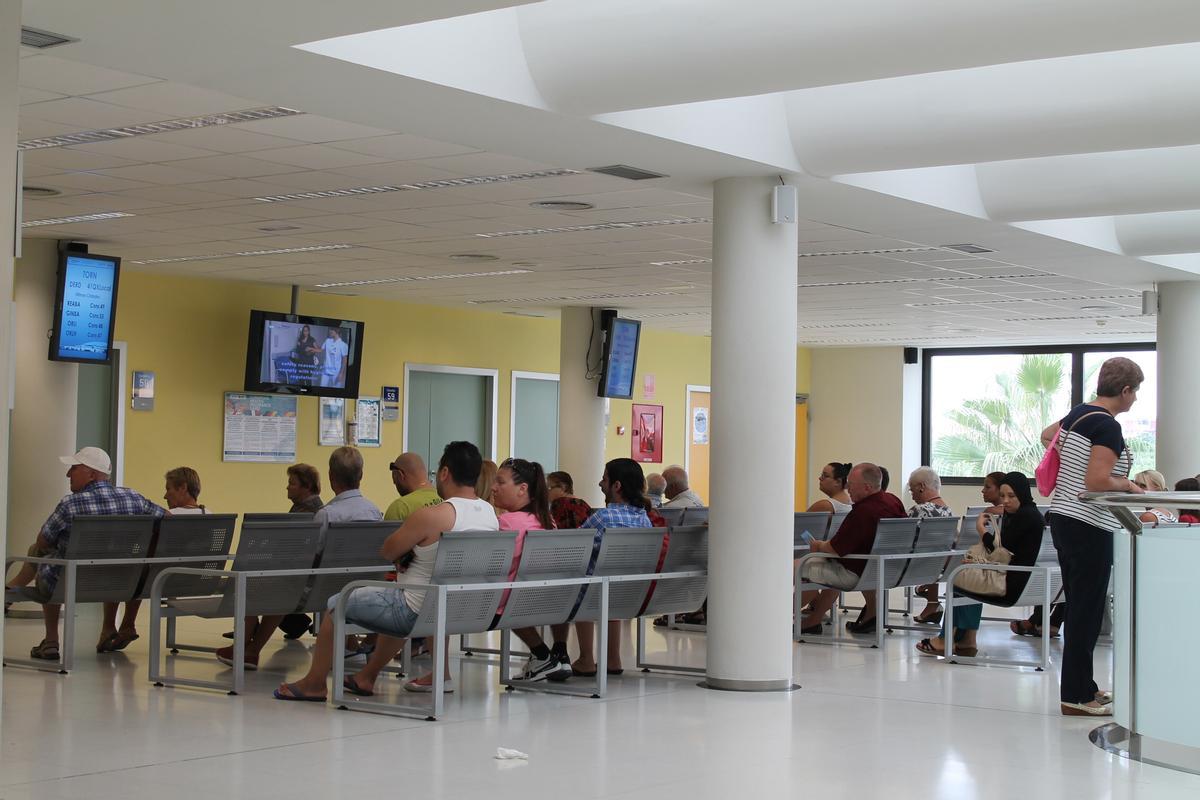 Consulta de especializades en el Hospital Universitario de Torrevieja. Imagen de archivo.