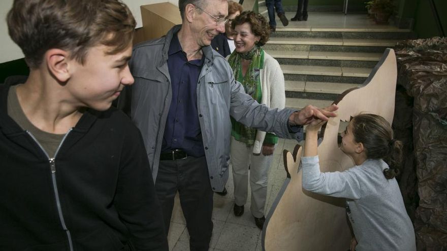 El premio Princesa de Asturias de Investigación Científica y Técnica Svante Pääbo, con escolares asturianos