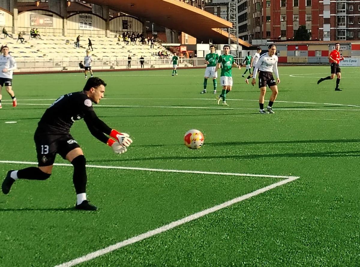 Álex González, portero del Caudal, a punto de recoger el balón, ayer en el Hermanos Antuña.