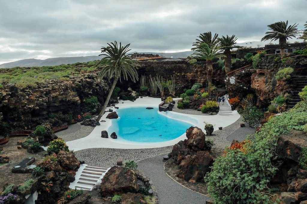 La impresionante piscina principal de Los Jameos del Agua