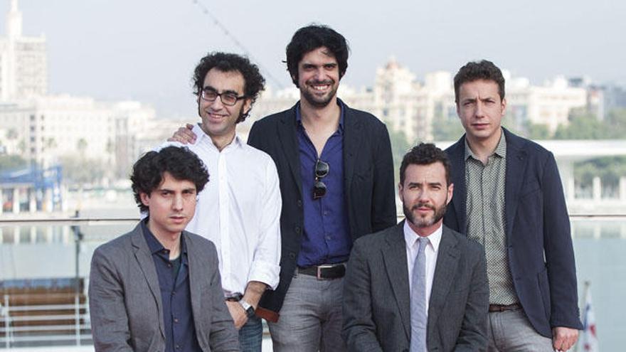 El director de cine Jonás Trueba (i sentado), posa con su equipo los actores Luis E. Pares (i de pie), Francesco Carril (c), Vito Sanz(d), y el productor Javier Lafuente (d sentado), durante la presentación de su película &quot;Los exiliados románticos&quot; con la que se cierra hoy la sesión oficial de largometrajes del 18 Festival de Cine Español de Málaga.