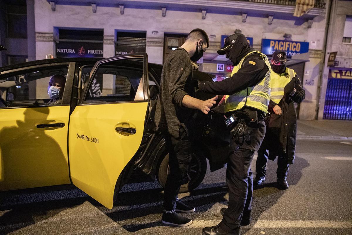 Un policía identifica a un joven que iba en un taxi fuera el horario del toque de queda