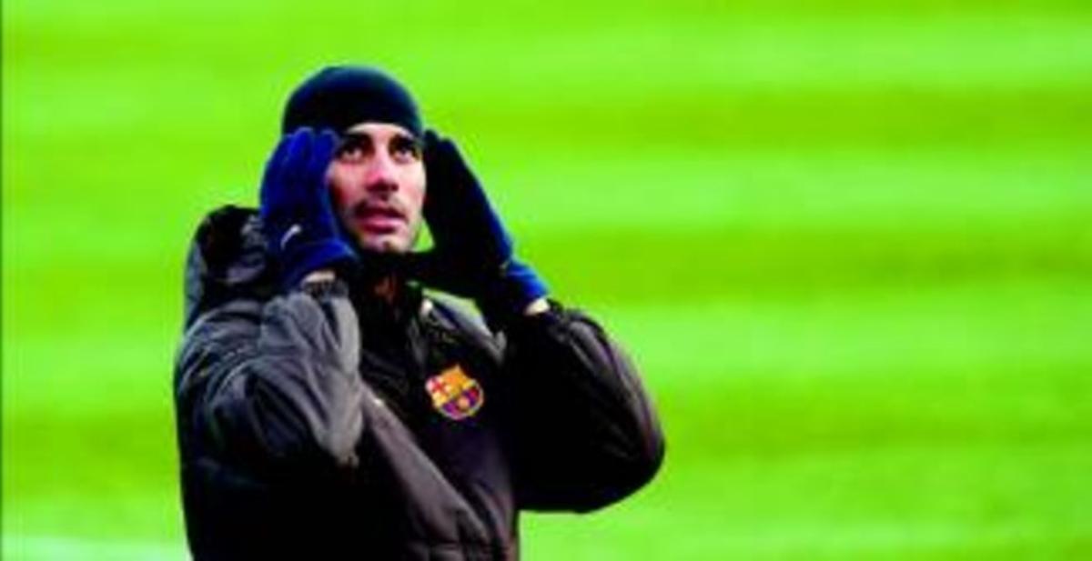 Líder Pep Guardiola, ahir, durant l’entrenament que va fer el Barça a Sant Joan Despí. Líder Pep Guardiola, ahir, durant l’entrenament que va fer el Barça a Sant Joan Despí.