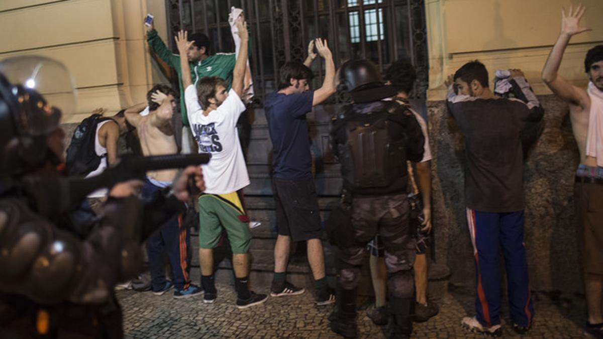 La policía brasileña detiene a manifestantes, en Río.