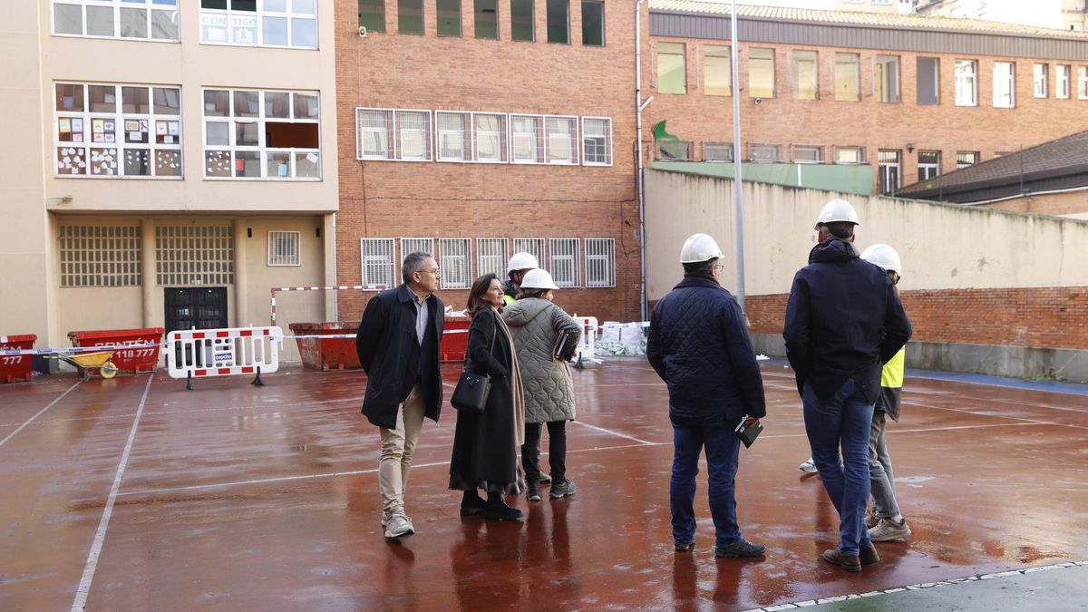 Un momento de la visita de técnicos municipales al colegio Los Campos, en una imagen de archivo.