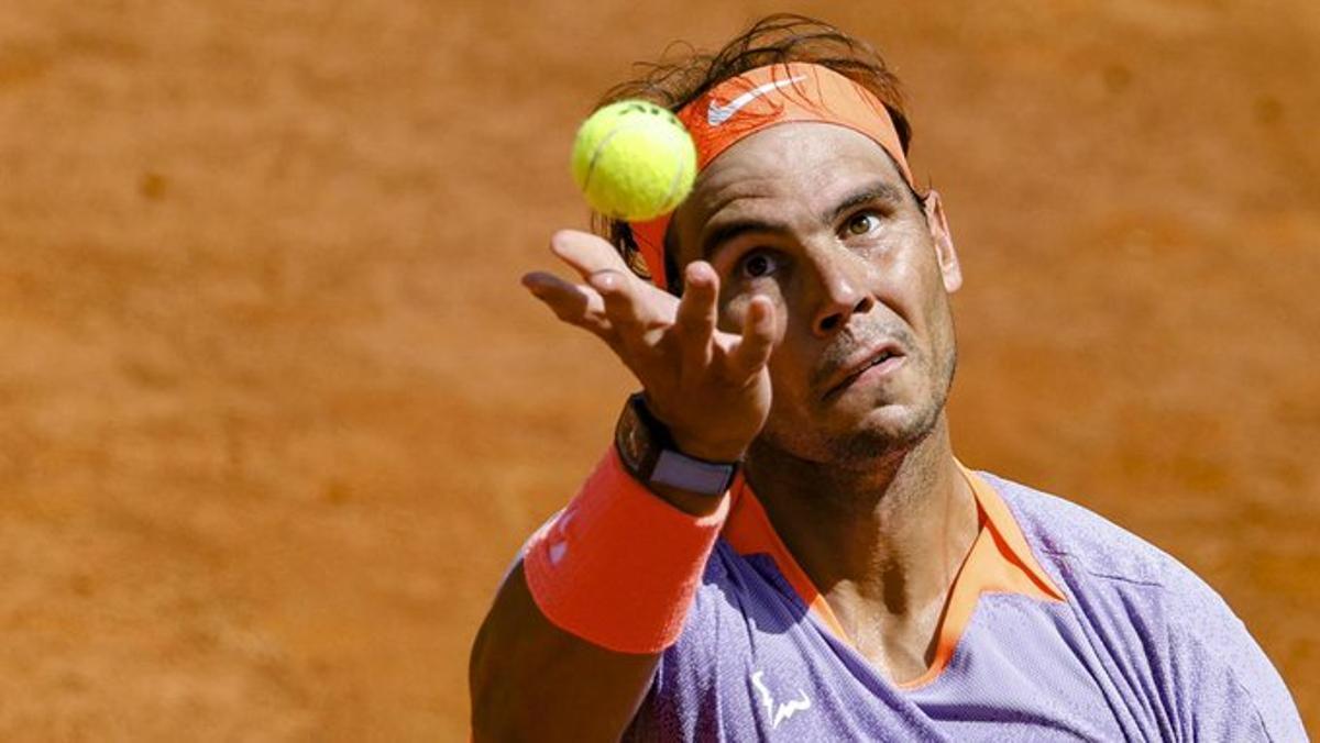 Nadal saca durante su último partido en Roma.