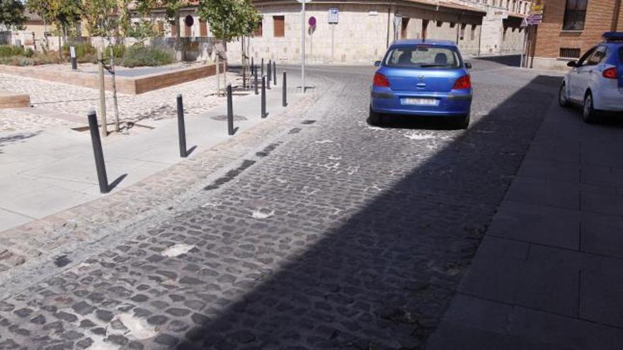 Vecinos y hosteleros urgen el arreglo del pavimento en el casco viejo, plagado de baches