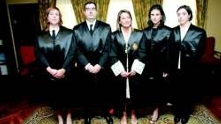 Jura de cuatro nuevos letrados en el colegiode abogados