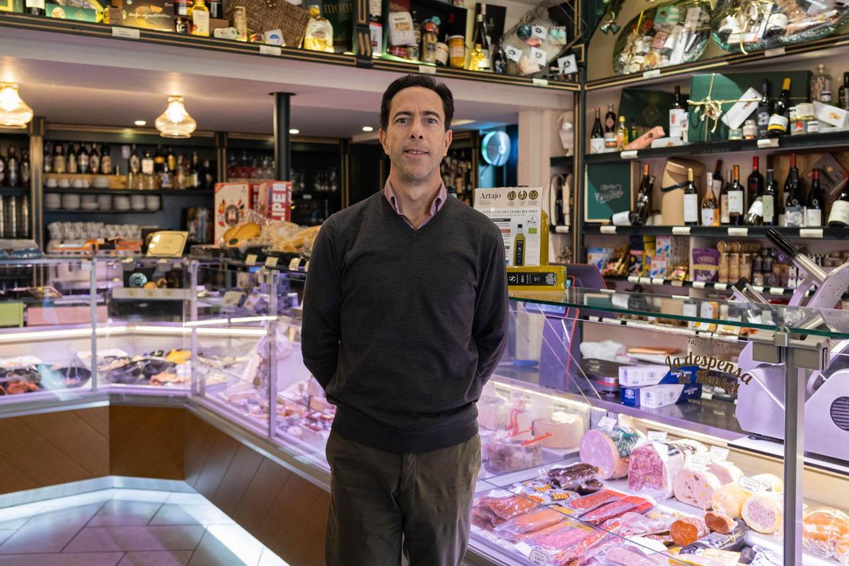 Nacho Montal frente al mostrador de su establecimiento con 100 años de historia