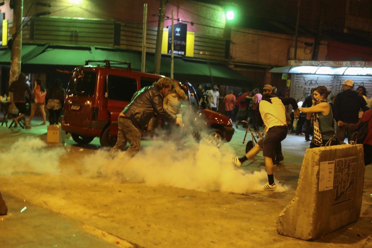 BRA50. SAO PAULO (BRASIL), 04/09/2016.- Simpatizantes de la destituida presidenta brasileña Dilma Rousseff patean una granada de gas en un enfrentamiento con a la policía durante la protesta hoy, domingo 4 de septiembre de 2016, en Sao Paulo (Brasil). EFE/Sebastião Moreira