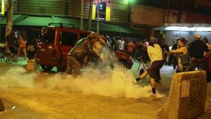 BRA50. SAO PAULO (BRASIL), 04/09/2016.- Simpatizantes de la destituida presidenta brasileña Dilma Rousseff patean una granada de gas en un enfrentamiento con a la policía durante la protesta hoy, domingo 4 de septiembre de 2016, en Sao Paulo (Brasil). EFE/Sebastião Moreira