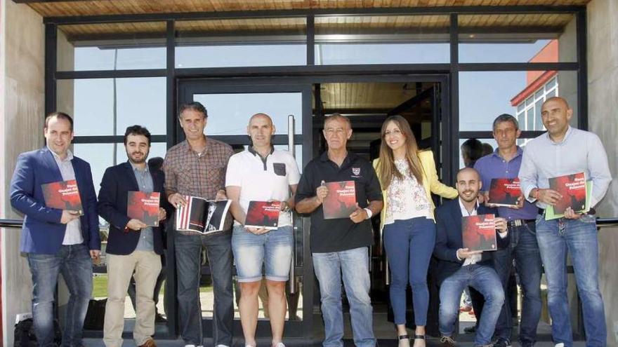 Por la izquierda, Gabino Jove, David González, Isidro Fernández, Marco Canal, Gerardo Ruiz, Marta Tejerina, Marcos Martín, Iñaki Tejada y Abelardo, durante la presentación del libro &quot;Unos guajes de Primera&quot;.