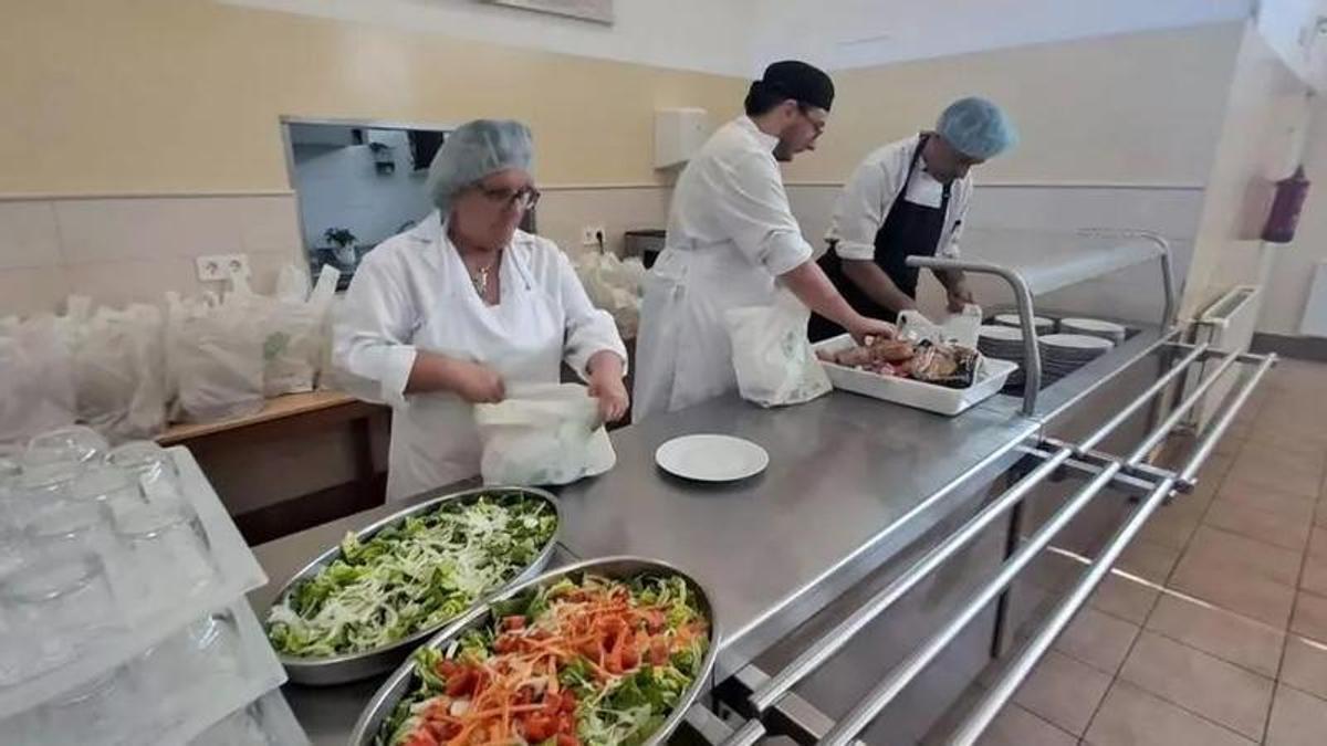 Voluntarios trabajando en el comedor de Amicos.