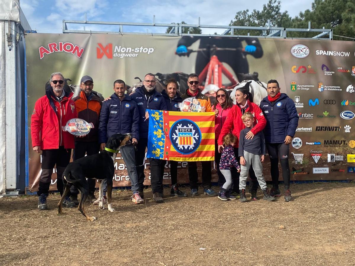 Los cuatro deportistas de la FDICV en el Mundial, con parte de sus equipos y acompañantes